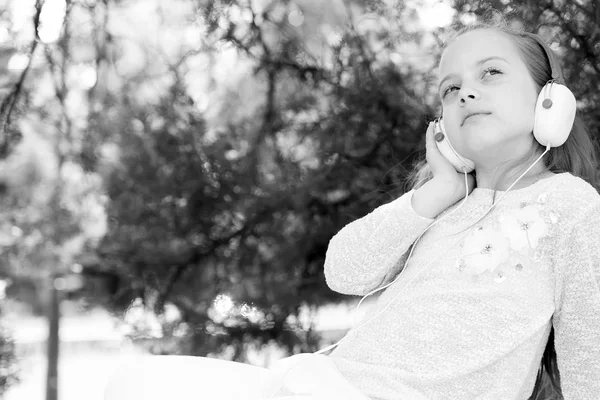 Bella Bambina Ascoltando Godendo Musica Con Cuffie Giorno Estate — Foto Stock