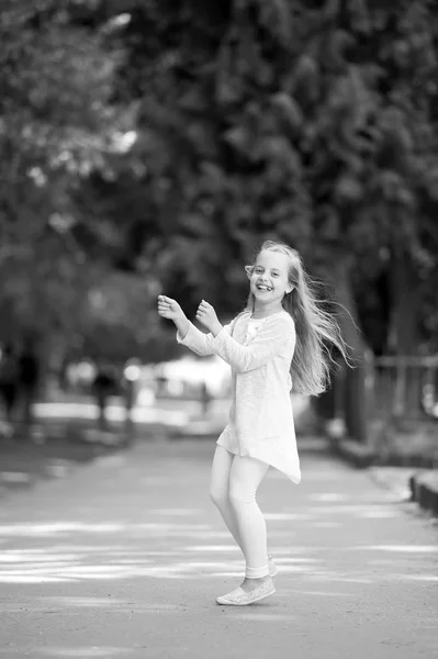 Mała Dziewczynka Taniec Ulicy Letni Dzień — Zdjęcie stockowe