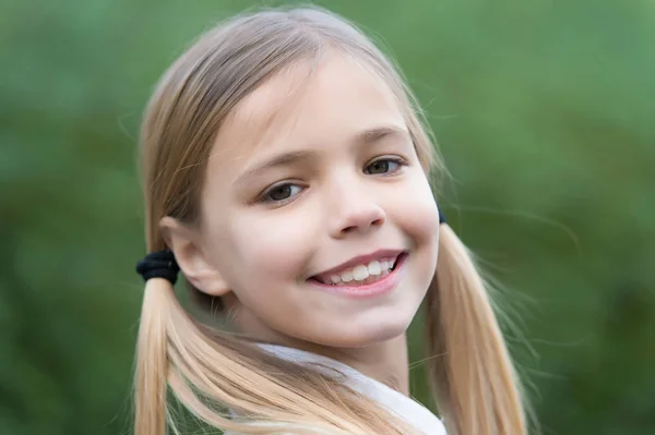 Meisje Glimlach Natuurlijke Achtergrond Jeugd Kind Met Blonde Haar Paardenstaarten — Stockfoto