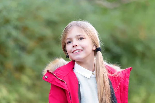 Mode Stil Lifestyle Kleines Kind Roten Mantel Lächelt Auf Natürlichem — Stockfoto