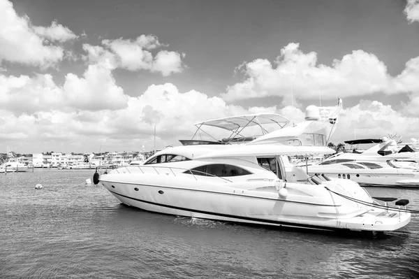 Luxury Yachts Docked Port Bay Sunny Day Clouds Blue Sky — Stock Photo, Image