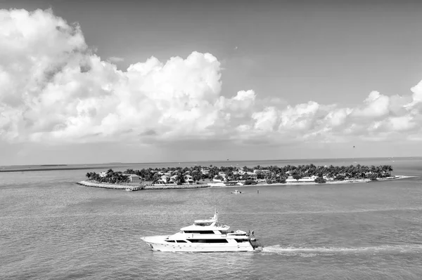 Crucero Barco Turístico Flotando Por Isla Con Casas Árboles Verdes — Foto de Stock