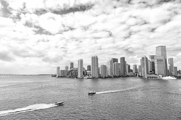 迈阿密摩天大楼的空中景观 白色的船与迈阿密市中心相邻 — 图库照片