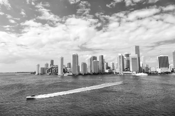 Wieżowce Miami Niebieski Niebo Pochmurne Jachtu Lub Łodzi Pływających Obok — Zdjęcie stockowe