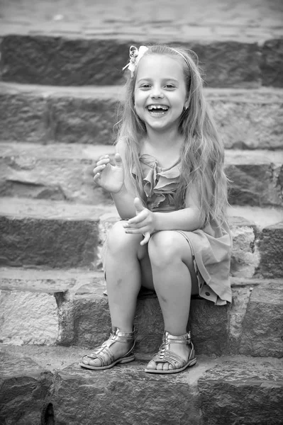 Маленькая Счастливая Девочка Милый Ребенок Очаровательным Улыбающимся Лицом Лук Светлых — стоковое фото