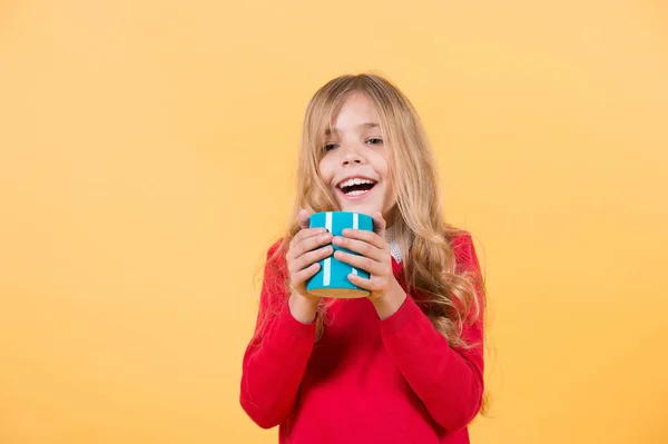 Διάλειμμα Για Τσάι Καφέ Παιδικό Χαμόγελο Μπλε Φλιτζάνι Πορτοκαλί Φόντο — Φωτογραφία Αρχείου