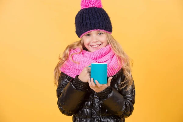 Pause Thé Café Enfant Avec Sourire Bleu Tasse Sur Fond — Photo