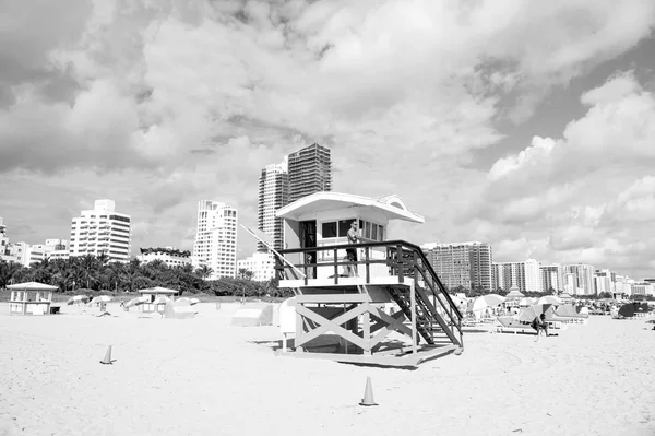 Miami Enero 2016 Hombre Salvavidas Patrullando Playa Torre Madera Día — Foto de Stock