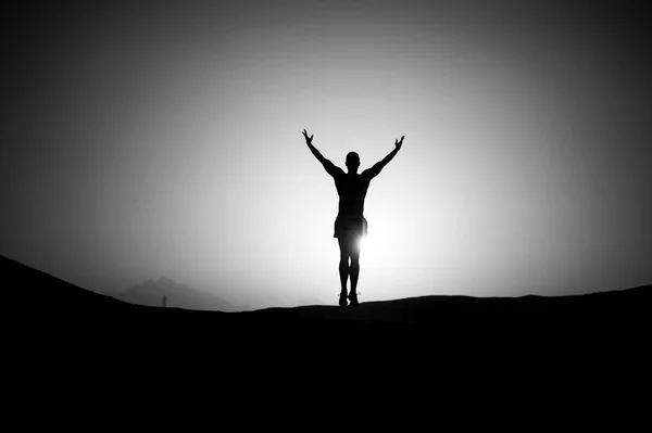 Silhueta Homem Muscular Pôr Sol Fundo Céu Ardente Montanha Esporte — Fotografia de Stock