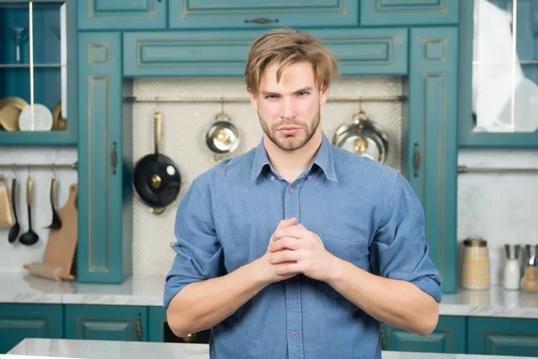 Man Met Ernstige Gezicht Blond Haar Blauwe Shirt Staan Met — Stockfoto