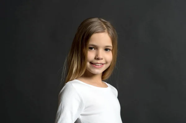 Modelo Criança Sorrindo Com Cabelo Longo Saudável Menina Com Sorriso — Fotografia de Stock