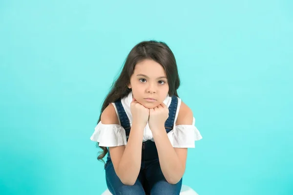 Barbilla Apoyo Infantil Las Manos Sobre Fondo Azul Chica Con — Foto de Stock