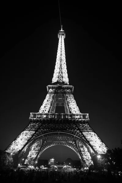 2016年 埃菲尔铁塔与法国巴黎晚上的照明 浪漫的旅行背景 埃菲尔铁塔是巴黎与爱情的传统象征 — 图库照片