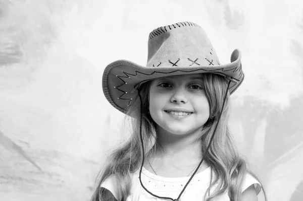 Cowgirl Kleines Mädchen Mit Cowboyhut Auf Buntem Hintergrund Kopierraum — Stockfoto