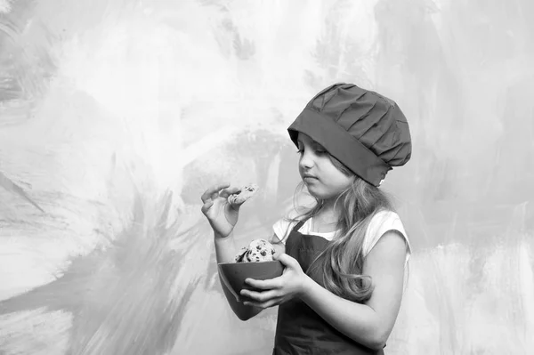 Cookies Μπισκότα Μπολ Στο Χέρι Του Σεφ Παιδί Μικρό Κορίτσι — Φωτογραφία Αρχείου