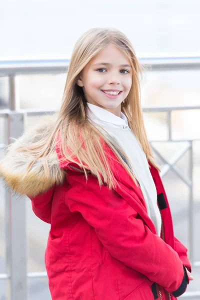 Menina com cabelo longo loiro sorriso ao ar livre — Fotografia de Stock