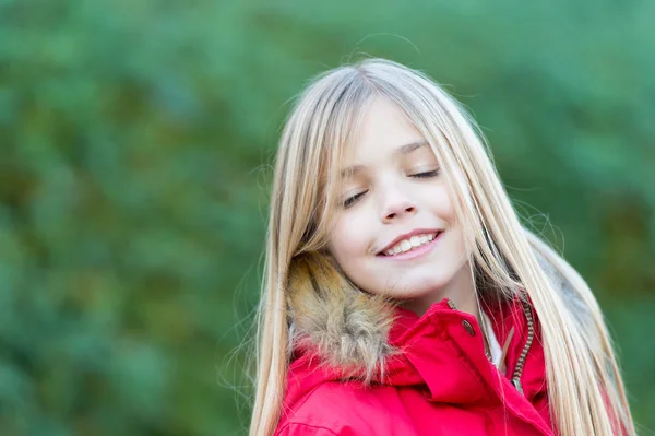 닫힌된 눈을 가진 아이 목가적인가 날을 즐길 수 — 스톡 사진
