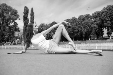 Yaz etkinliği ve enerji. Kız güneşli açık fitness mat. Sağlık ve teknik direktör. Spor ve yoga. Kadın ve germe.