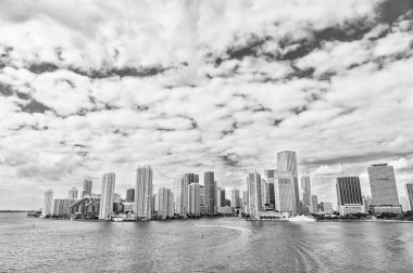 Güneşli bir gün, downtown Miami waterfront Skyline havadan görünümü.