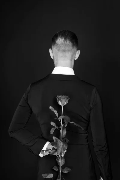 Standardtänzerin Mit Blume Auf Dunklem Hintergrund Mann Versteckt Stieg Hinter — Stockfoto