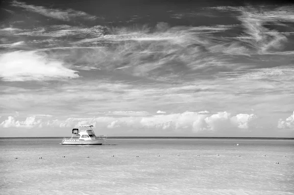 Łódź Morskiej Plaży Antigua Johns Łodzi Niebieski Woda Niebo Małej — Zdjęcie stockowe