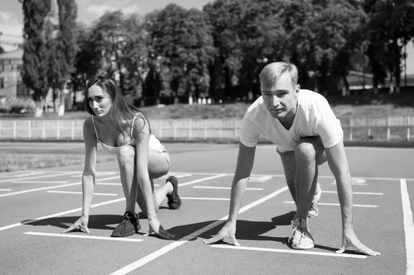 Cvičení Zdraví Sportovní Pár Zahájení Soutěže Aréně Sledování Slunné Letní — Stock fotografie