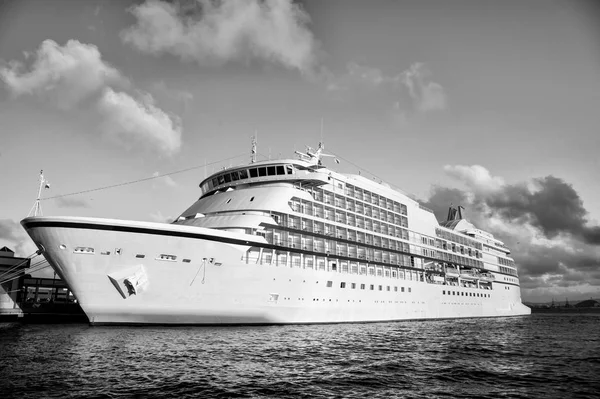 Gran Crucero Lujo Mar Cielo Nublado Atardecer Atracado Puerto Johns — Foto de Stock