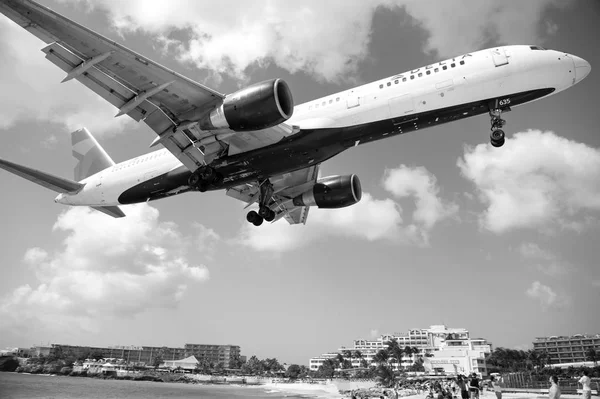 Maarten Ολλανδία Φεβρουαρίου 2016 Παραλία Παρατηρούν Χαμηλά Αεροπλάνα Που Πετούν — Φωτογραφία Αρχείου