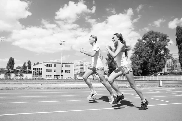 Ζευγάρι Τρέχει Στην Αρένα Παρακολούθηση Αθλήματα Και Υγιή Άνδρας Και — Φωτογραφία Αρχείου