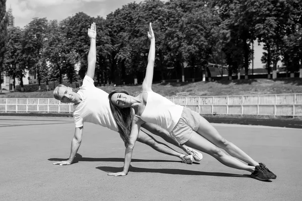 Sport Fitness Paar Training Het Uitrekken Zomer Activiteit Energie Man — Stockfoto