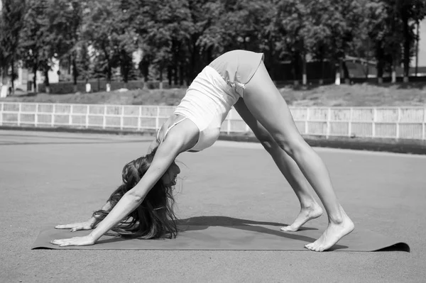 Yoga Houding Van Vrouw Training Fitness Mat Zonnige Buiten — Stockfoto