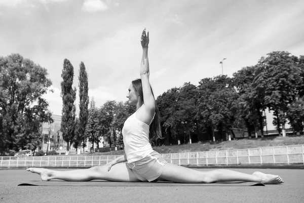Meisje Zonnige Buiten Fitness Mat Zomer Activiteit Energie Sport Yoga — Stockfoto