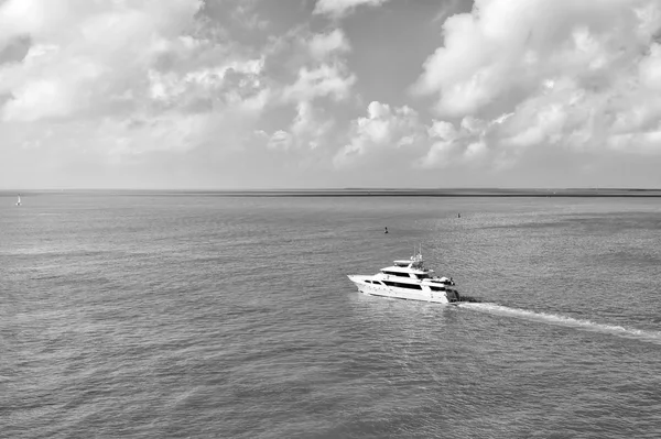 Bateau Croisière Touristique Yacht Flottant Sur Eau Turquoise Ciel Nuageux — Photo
