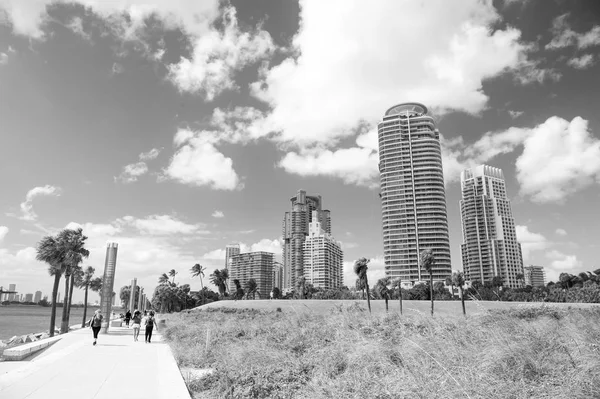 迈阿密 2016年 迈阿密海滩或南海滨长廊走在阳光灿烂的日子 — 图库照片