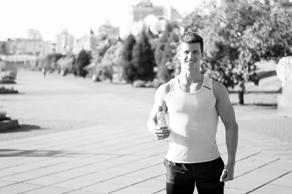 Hombre Feliz Atleta Sonriendo Con Botella Agua Traje Atletismo Soleado —  Fotos de Stock