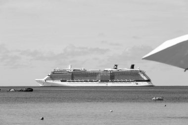 Büyük üzengi cay, Bahamalar - 8 Ocak 2016: beyaz lüks yolcu gemisi veya yolcu gemisi turkuaz deniz ya da okyanus su güneşli günde pastoral, mavi gökyüzü. Seyahat, seyahat. Yaz tatili