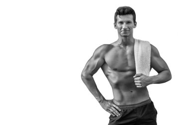 Güçlü kollar, pazı ve dayanıklılık atlet. Beyaz arka plan üzerinde havlu ile gülümseyen sporcu. Fitness ve spor. Çıplak gövde altı paketi ve AB hijyen ve sağlık kavramı, kopya alanı ile olan adam