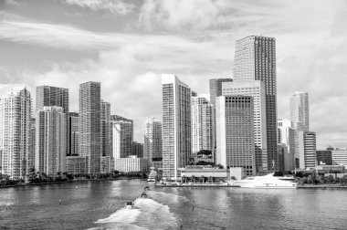 Miami manzarası gökdelenler, yat veya yanındaki Miami downtown, havadan görünümü, Güney plaj yelken tekne