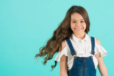 Sağlıklı esmer saçlı gülen çocuk