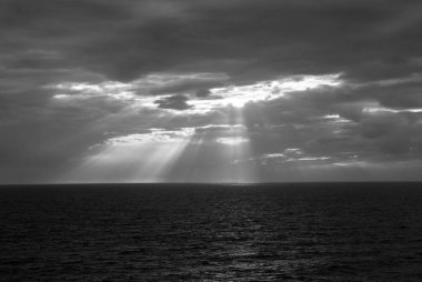 Denizin üzerinde gün batımı