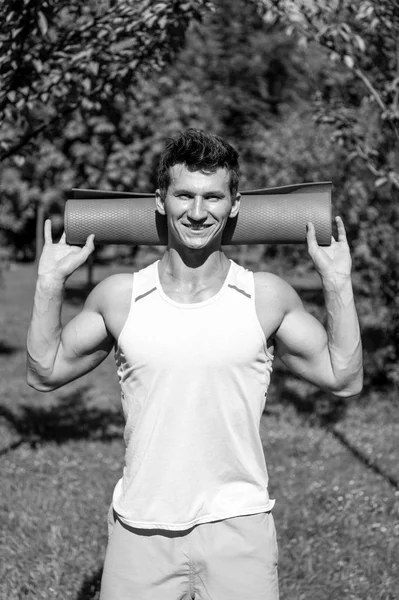 Šťastný Atlet Úsměvem Modrá Yoga Mat Ruce Slunečný Letní Den — Stock fotografie