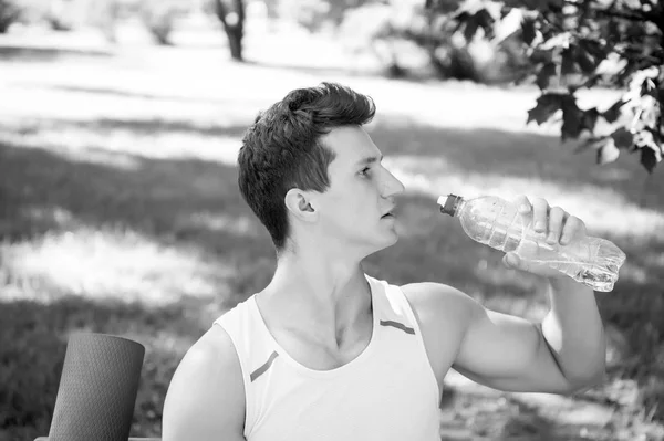 Sportsman Boire Eau Par Une Journée Ensoleillée Sur Paysage Naturel — Photo