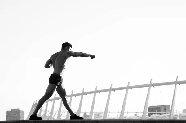 运动员肌肉发达的身体上白色的天空 男人做拳击练习在屋顶上 运动员训练户外活动 健身和运动 健康的生活方式的概念 — 图库照片