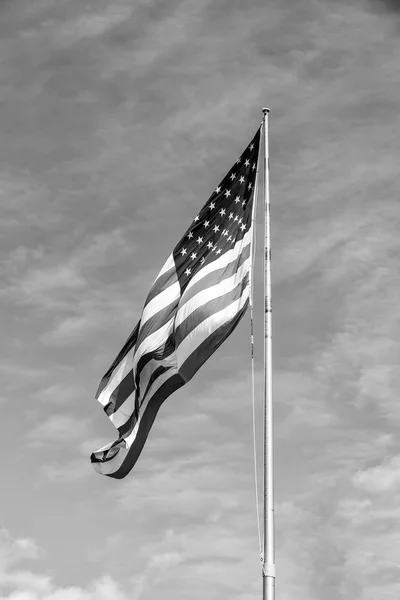 Americká Vlajka Proti Modré Obloze Letním Dni — Stock fotografie