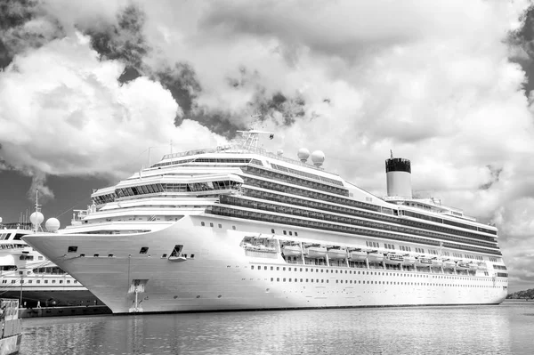 Výletní Loď Zakotvena Karibiku Moře Johns Antigua Cruise Cestování Koncept — Stock fotografie