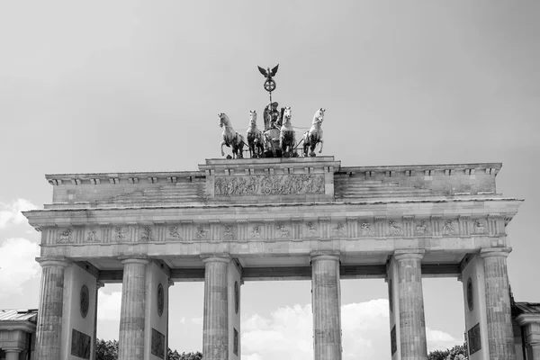 Brandenburger Tor på solig dag i Berlin. Tyskland — Stockfoto