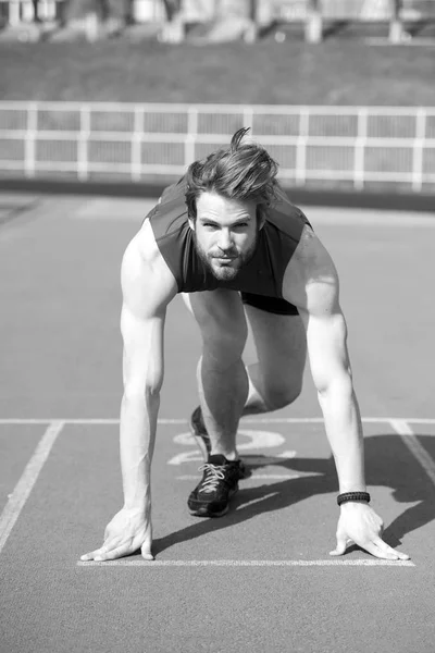 Atletisk skäggig man med muskulös kropp stretching på Kör tr — Stockfoto