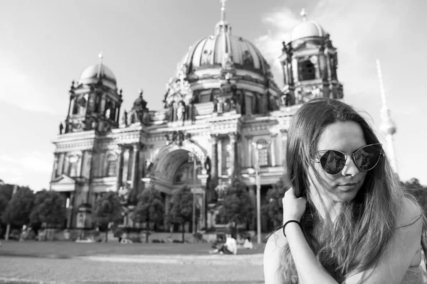 Pretty gil sitting in front of Berlin Cathedral wearing sungluss — Stock Photo, Image
