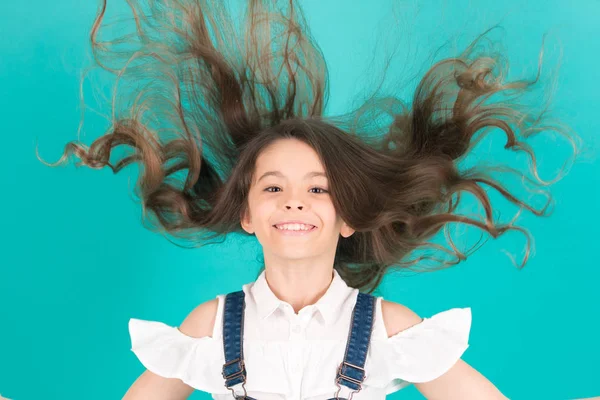 青の背景に髪を飛んで女の子笑顔 — ストック写真