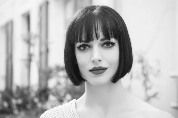 Menina com cabelo elegante, rosto de maquiagem em Paris, França — Fotografia de Stock